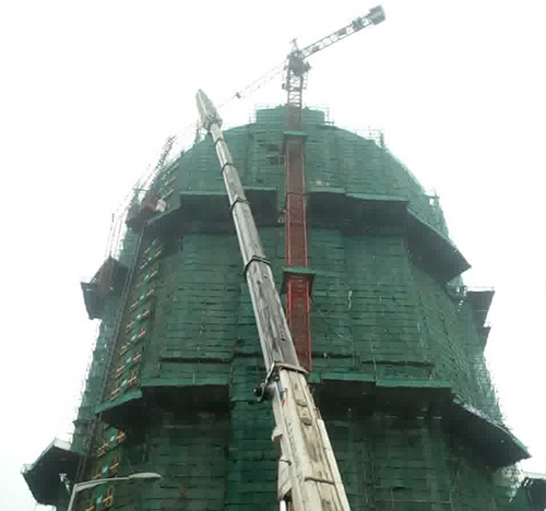 蓬江吊车在工地上作业